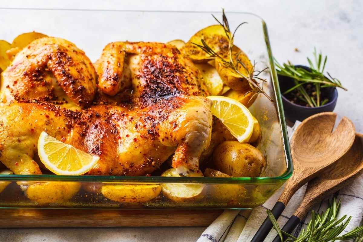 prikaz krompira i piletine u rerni